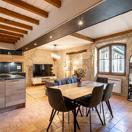 Superbe Appartement, Situe Au Coeur De La Ville.